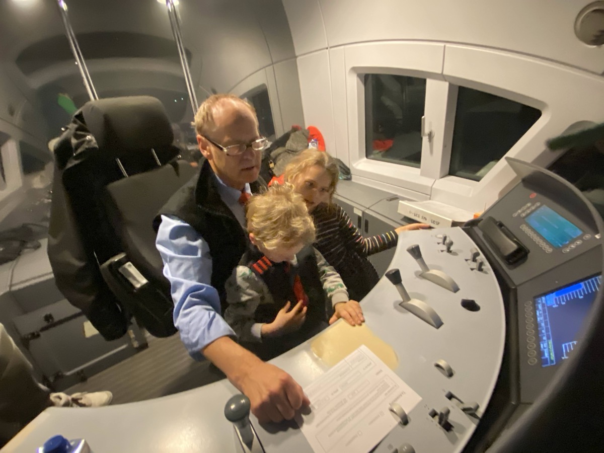 Stefan mit Enkeln im Führerstand — Opa und Lokführer in einem