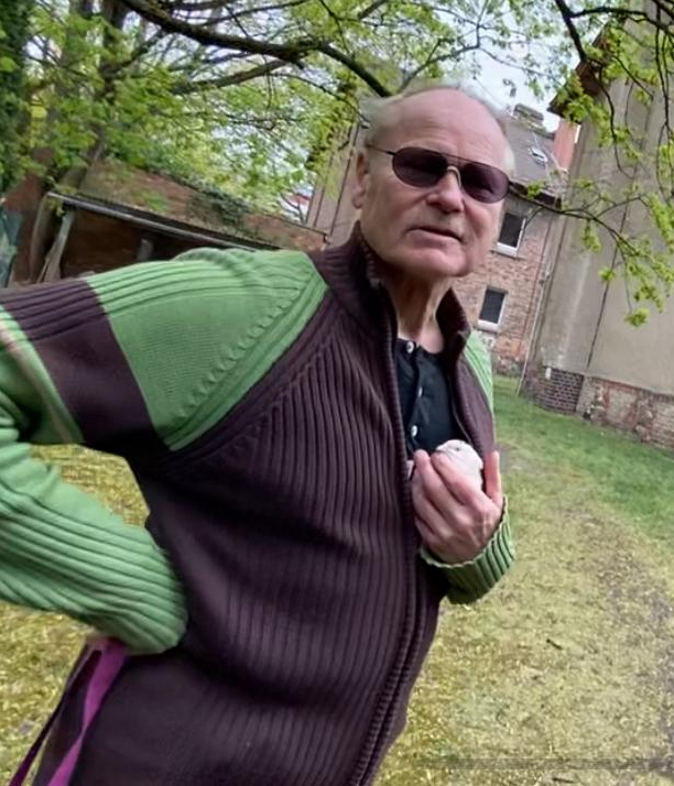 Stefan Förster mit einer Wachtel im Garten — fürsorgliche Tierpflege